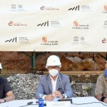 El director general de Patrimonio Cultural de la Junta de Castilla y León, Gumersindo Bueno Benito (C), acompañado por dos de los coodirectores de los yacimientos de Atapuerca, Juan Luis Arsuaga (I), y Eudald Carbonell(D)