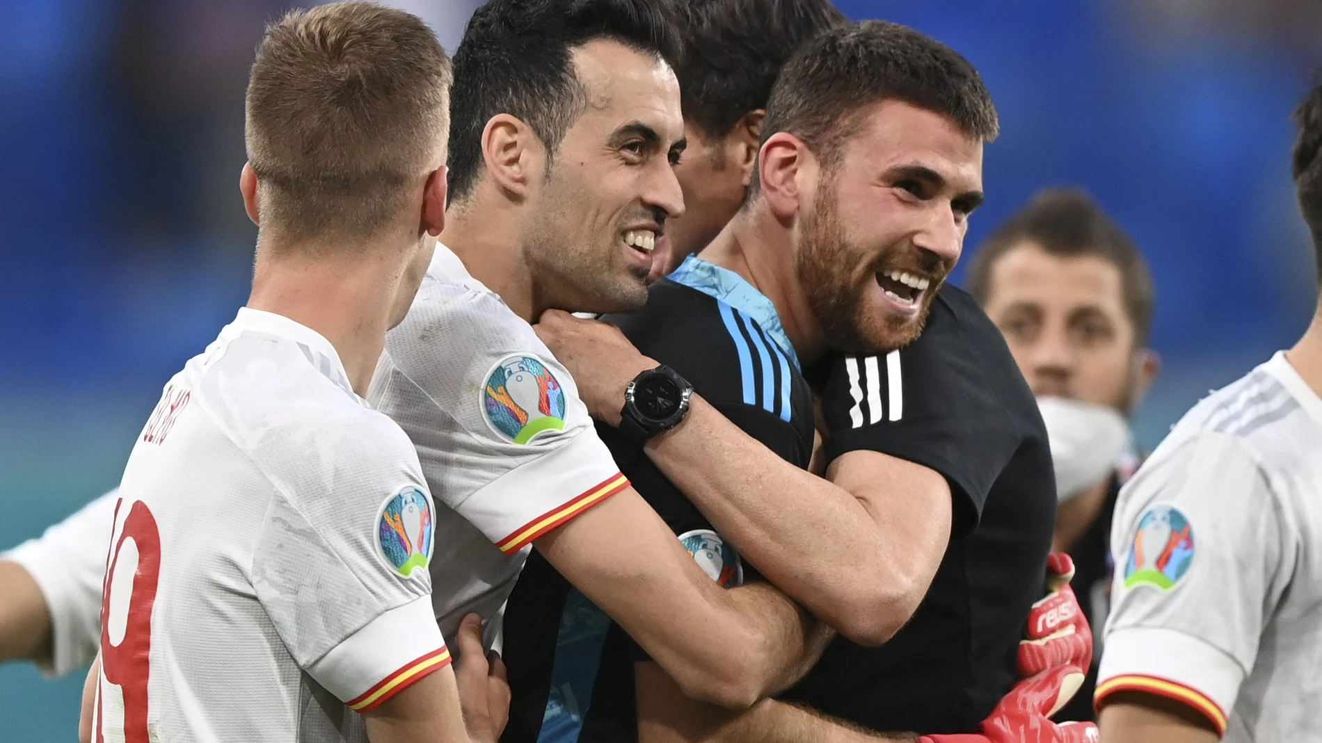 Unai Simón es felicitado por sus compañeros después de parar dos penaltis ante Suiza en la Eurocopa