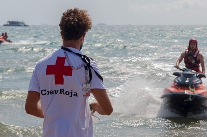 Socorristas de Cruz Roja en una playa valenciana