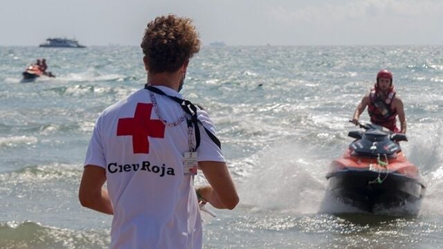 Socorristas de Cruz Roja en una playa valenciana