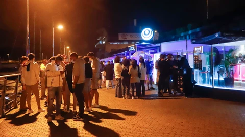 Varios jóvenes en uno de los locales de ocio nocturno del Puerto de Sanxenxo
