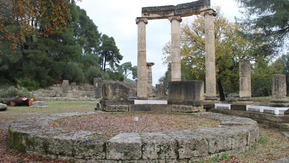 Restos del Filipeo, monumento construido en Olimpia por orden de Filipo II de Macedonia, el padre de Alejandro Magno.