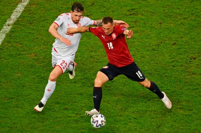 El danés Hojbjerg contra Boril en el República Checa-Dinamarca de la Euro 2020