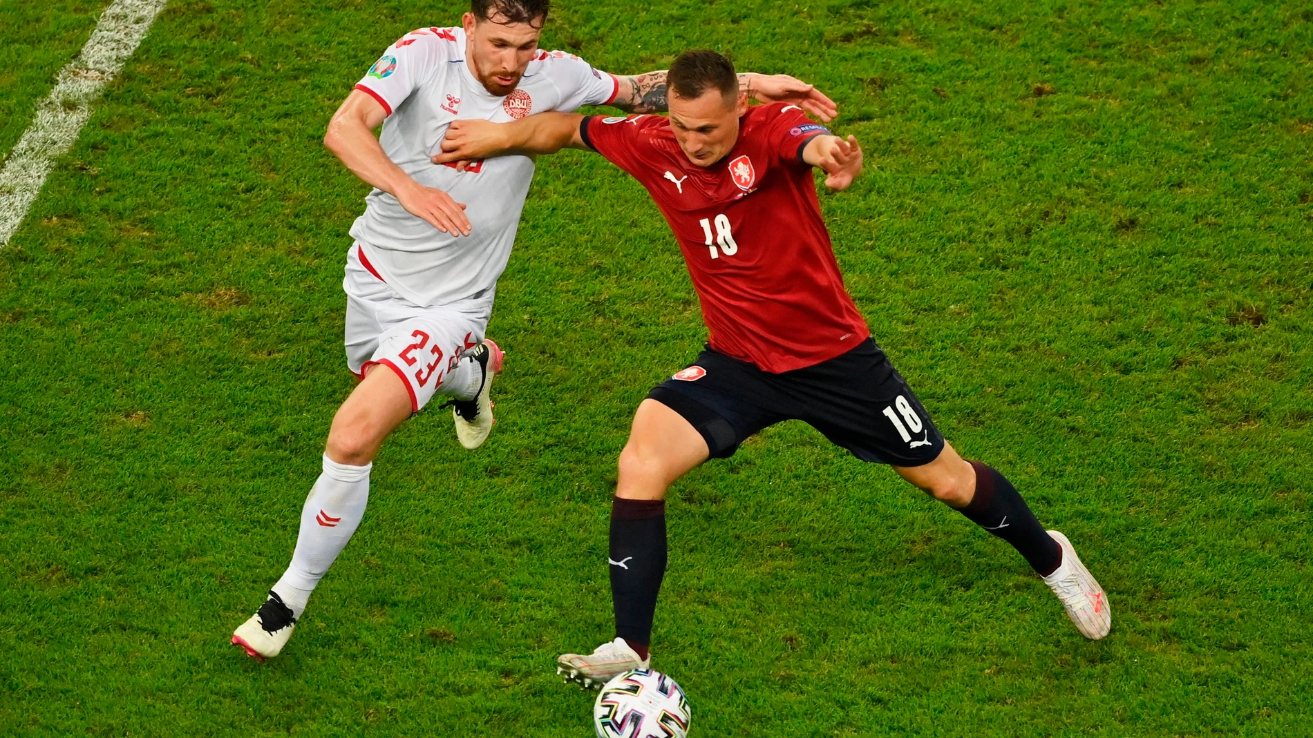 El danés Hojbjerg contra Boril en el República Checa-Dinamarca de la Euro 2020