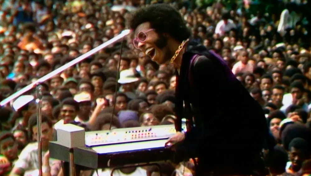 Sly Stone mientras actúa en el Harlem Cultural Festival de 1969, en el documental "Summer Of Soul"