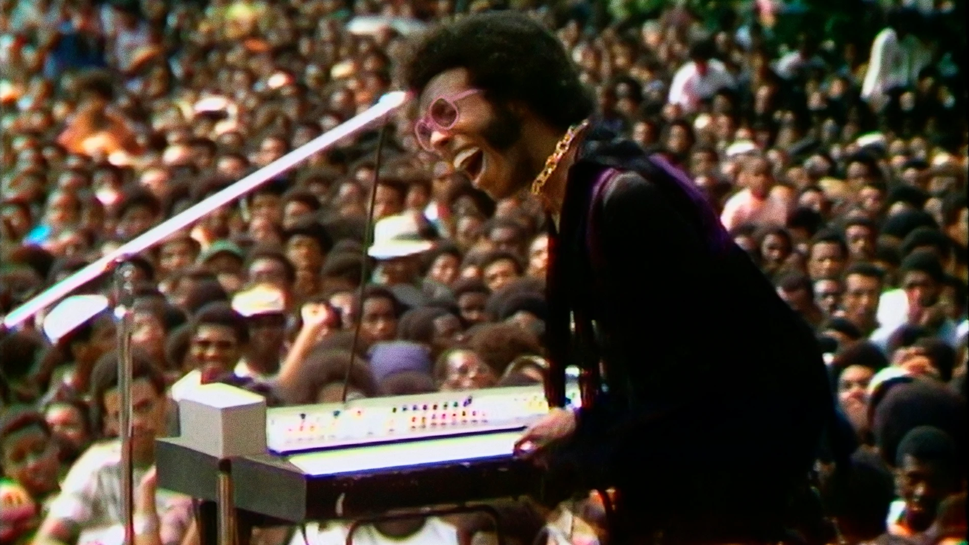 Sly Stone mientras actúa en el Harlem Cultural Festival de 1969, en el documental "Summer Of Soul"