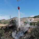 El helicóptero descargando sobre la zona del incendio