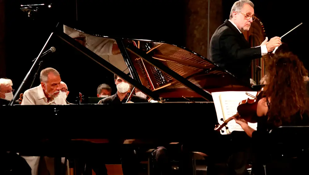 La Orquesta Nacional de España, dirigida por Josep Pons y con Josep Colom en el piano, durante la 70 edición del Festival Internacional de Música y Danza de Granada