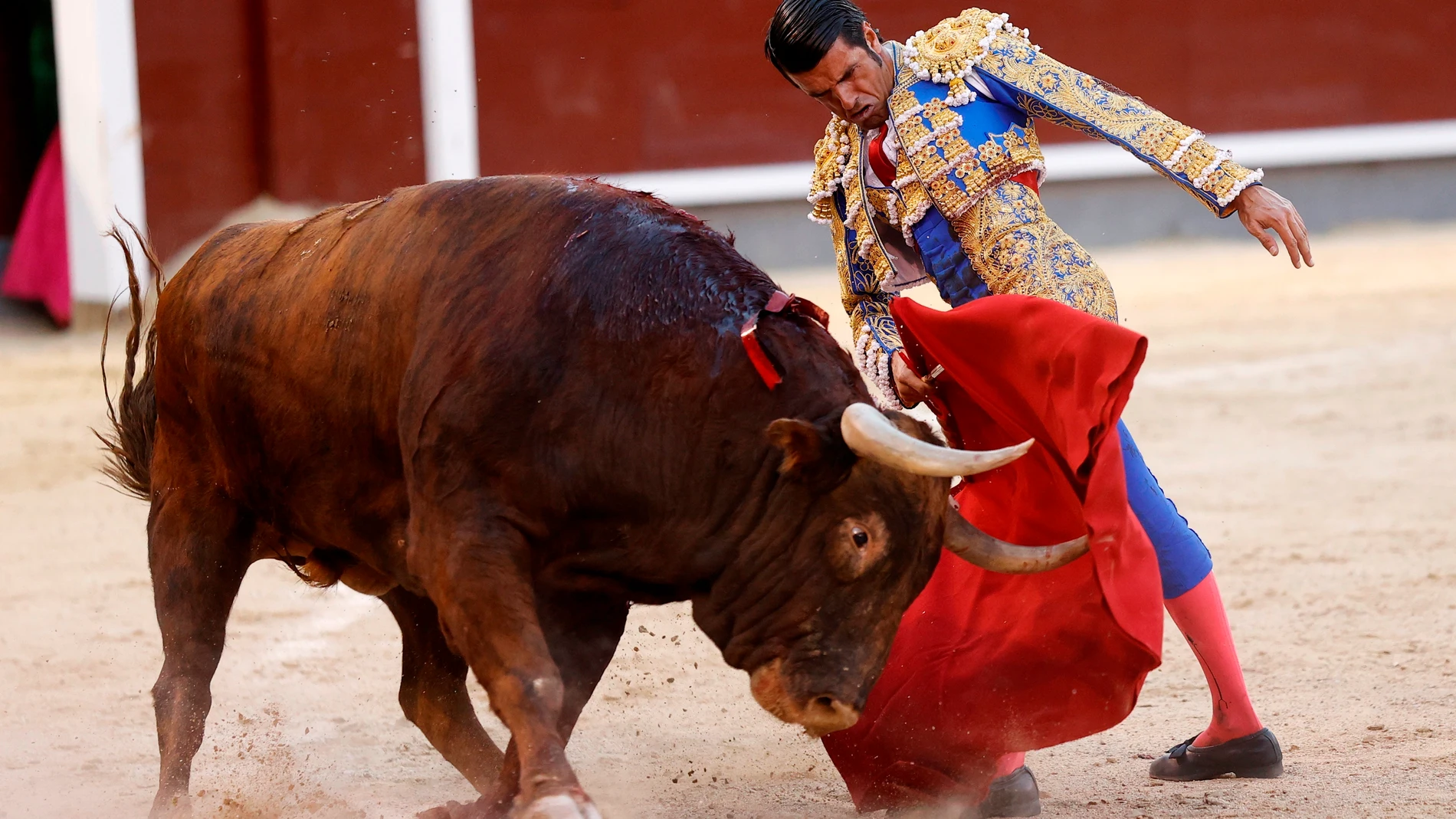 MADRID, 04/07/2021.- El diestro Emilio de Justo en su faena al tercero de su lote durante la "Corrida de la cultura"