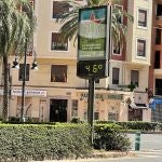 Un termómetro marca 46 grados este domingo en València