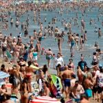 La playa de la Malvarrosa, en Valencia, atestada ayer de gente