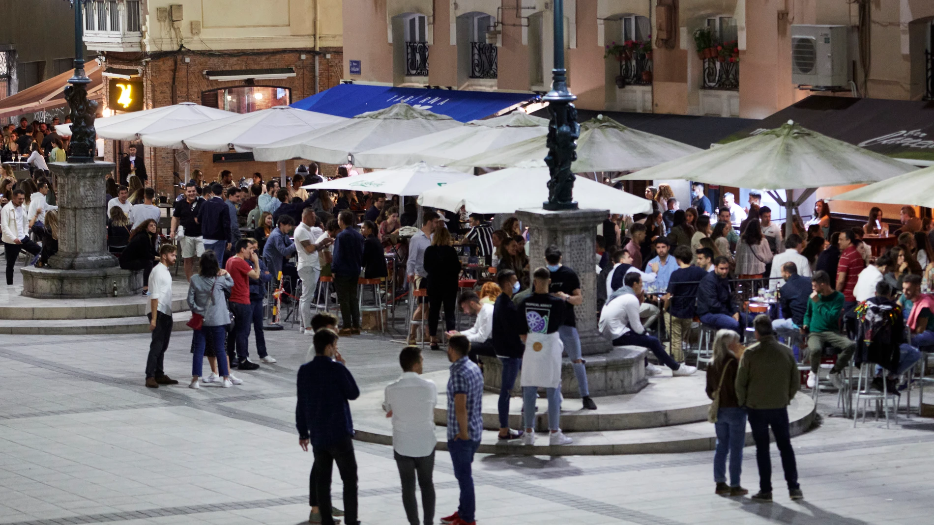 Ambiente en una calle de bares de Santander, antes de su cierre a medianoche, a 3 de julio de 2021, en Santander, Cantabria (España).