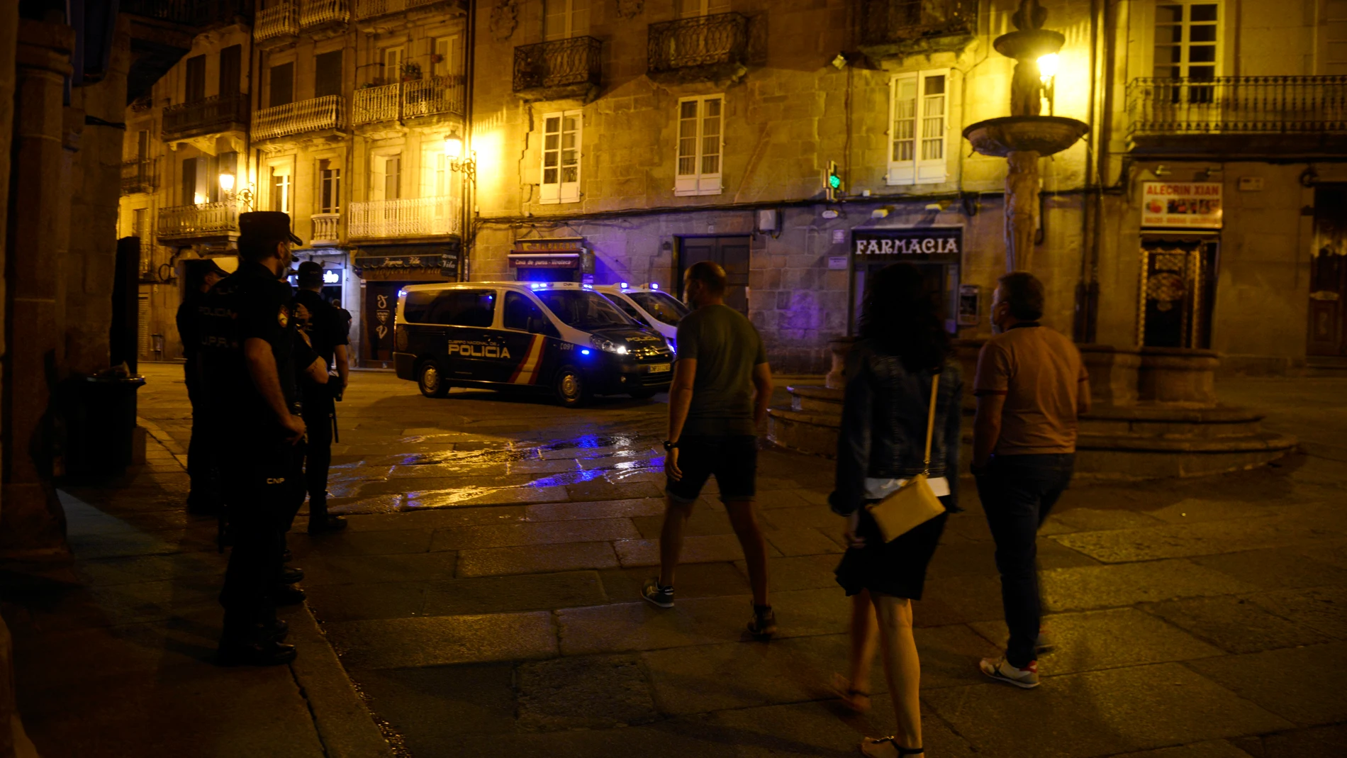Dos furgonetas de la Unidad de Preveción-Reacción de la Policía Nacional, en la Praza do Ferro, en un control policial para evitar botellones y aglomeraciones