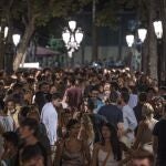 Aglomeración de gente en el centro de Barcelona este pasado fin de semana por la noche