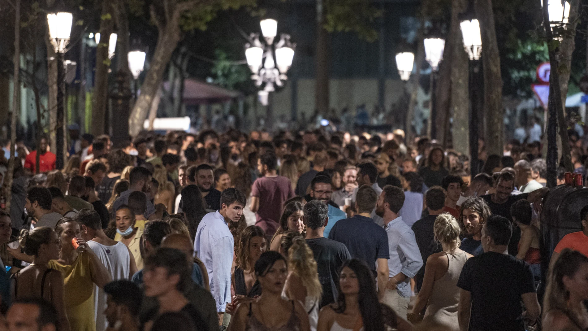 Aglomeración de gente en el centro de Barcelona este pasado fin de semana por la noche