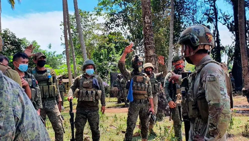 Militares filipinos en el lugar del accidente en la isla de Jolo