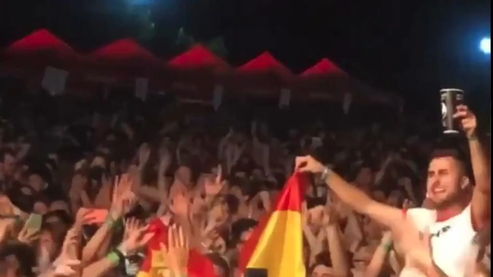 Captura del instante donde se quema la bandera española