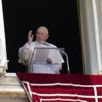 El Papa Francisco, ayer, saludando a los fieles en la Plaza de San Pedro durante el ángelus