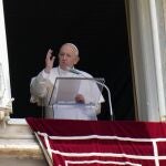 El Papa Francisco, ayer, saludando a los fieles en la Plaza de San Pedro durante el ángelus