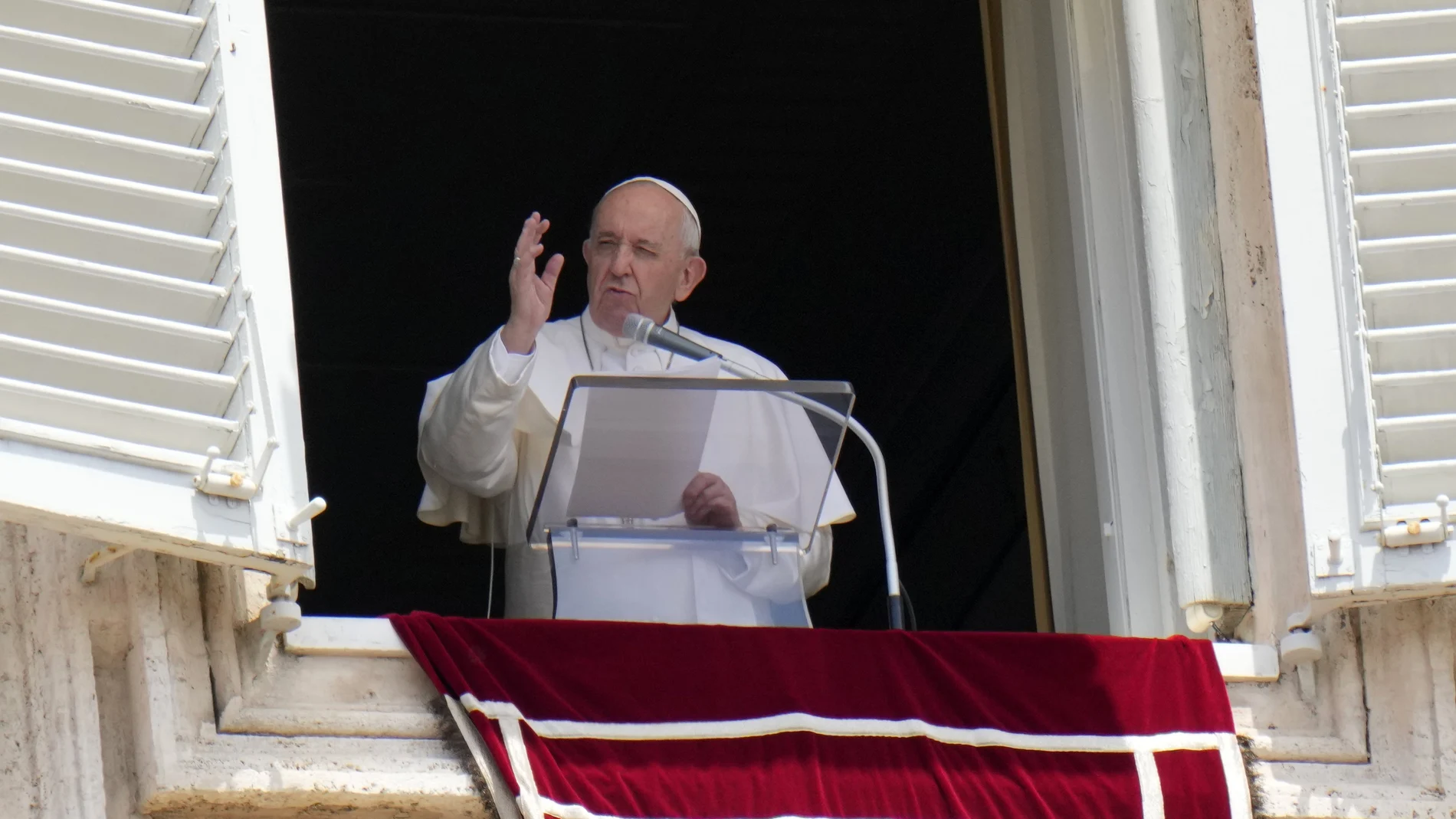 El Papa Francisco, ayer, saludando a los fieles en la Plaza de San Pedro durante el ángelus