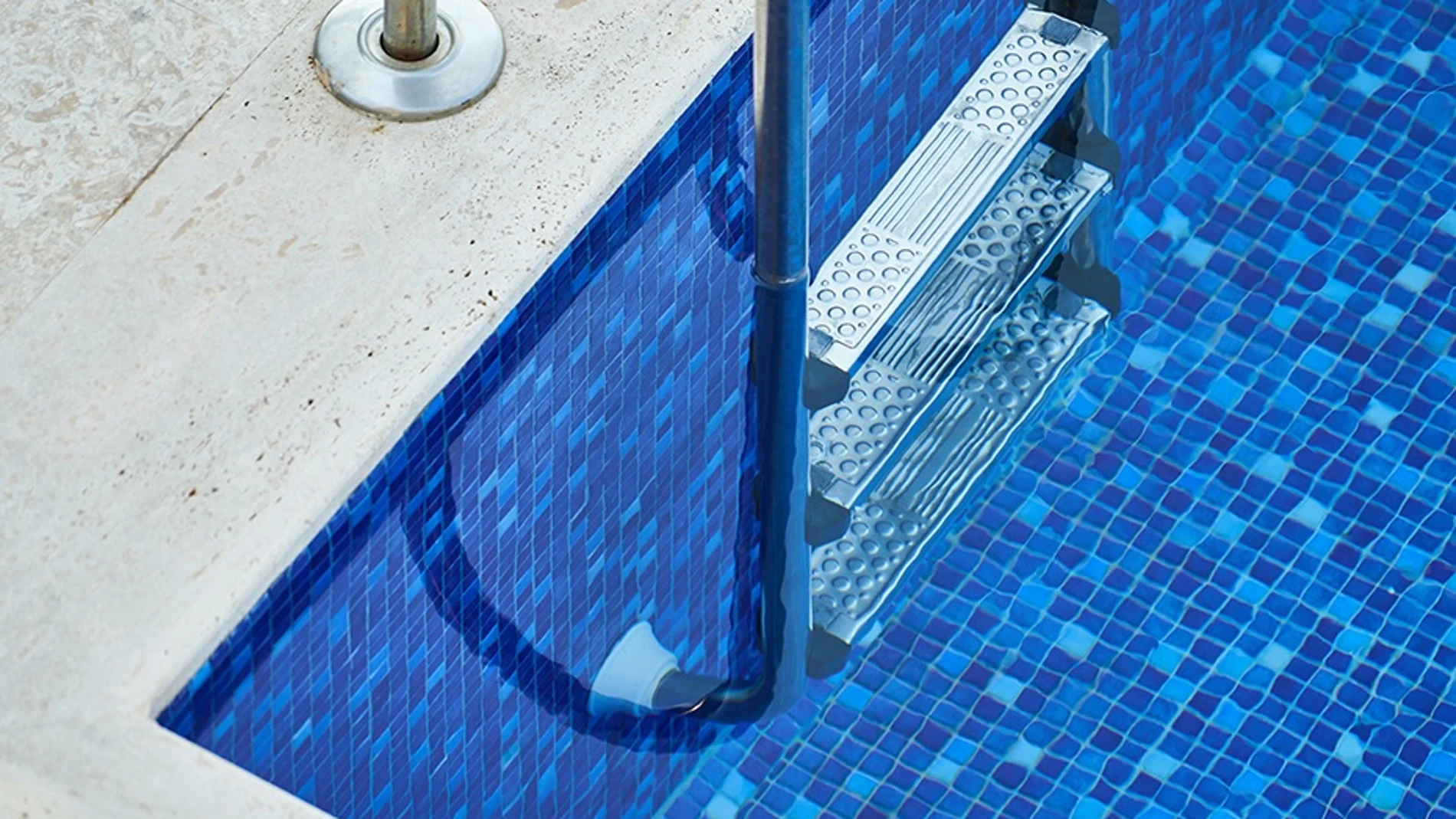 El hombre se ha golpeado en la cabeza cuando se tiraba a la piscina y ha fallecido