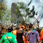 Los equipos de rescate acuden al lugar donde el Hercules C-130 se estrelló cerca de Jolo, en Filipinas