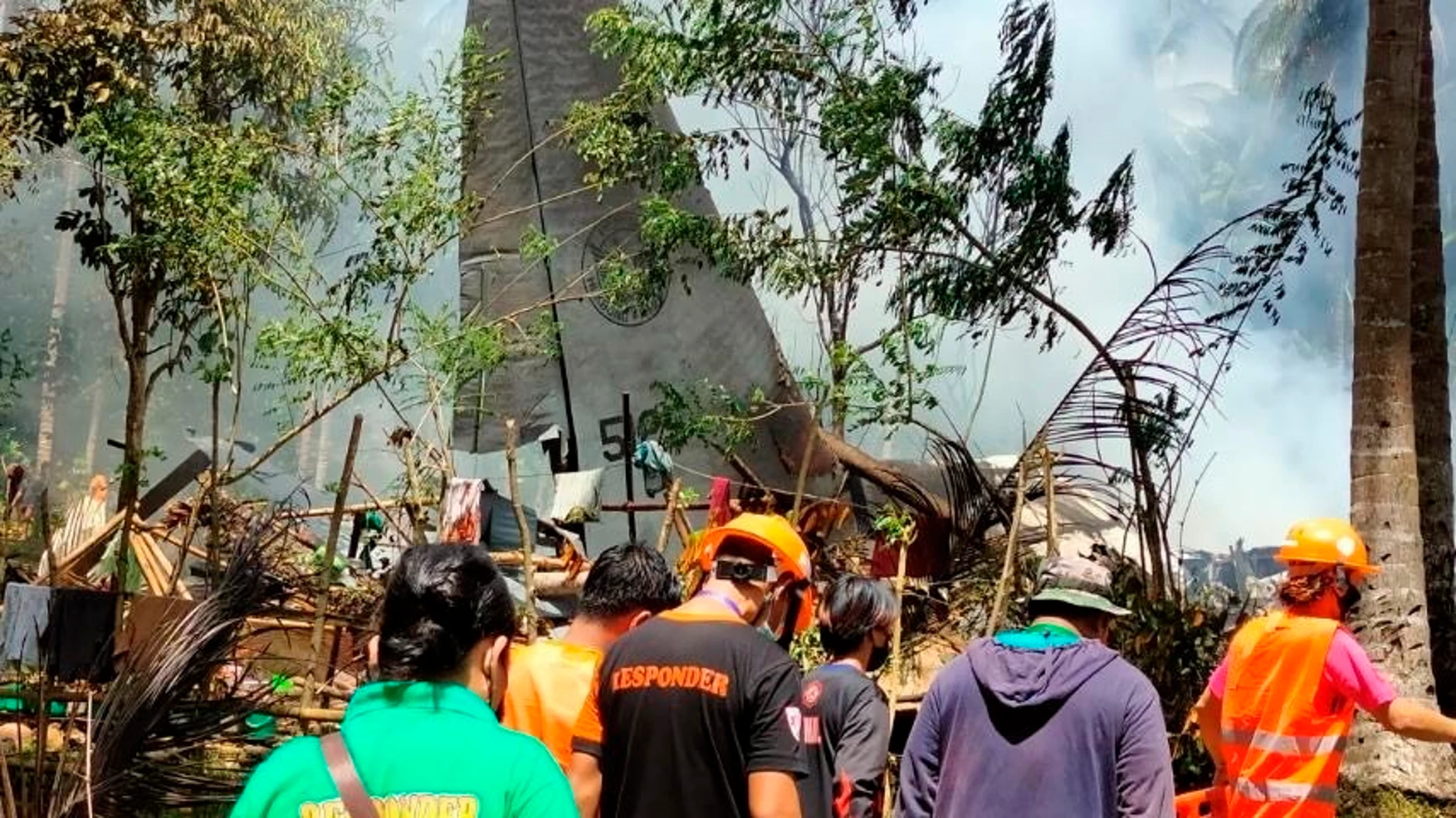 Los equipos de rescate acuden al lugar donde el Hercules C-130 se estrelló cerca de Jolo, en Filipinas