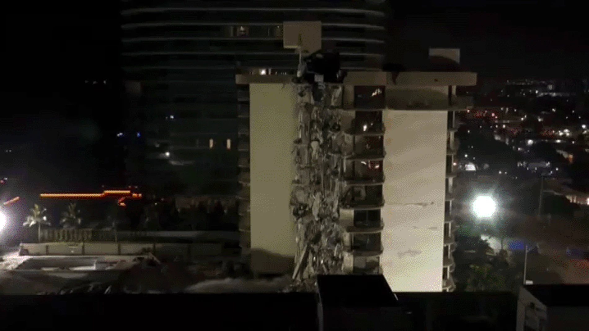Voladura controlada del edificio de apartamentos que sufrió un colapso parcial en Miami