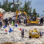 Los equipos continúan buscando vidas bajo los escombros después de la demolición del edificio de Miami