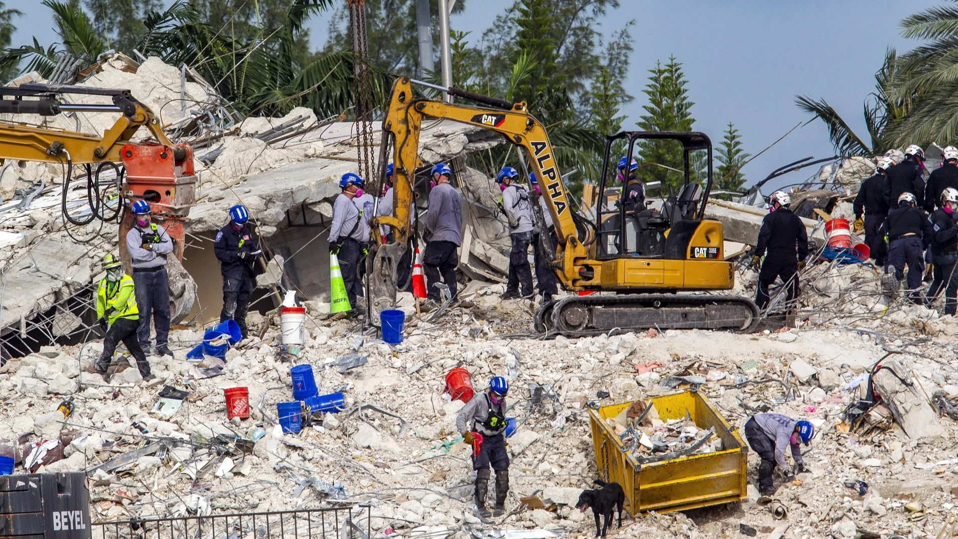 Los equipos continúan buscando vidas bajo los escombros después de la demolición del edificio de Miami