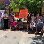 Los trabajadores del Punto de Encuentro Familiar de Valencia se manifiestan en la puerta del centro