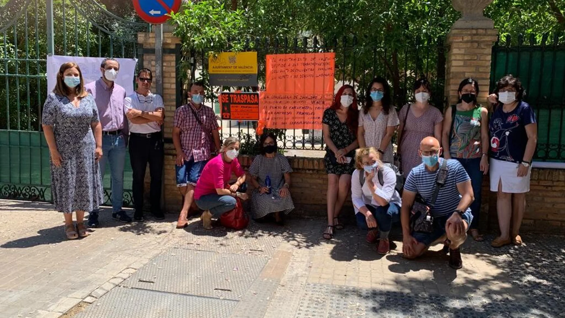 Los trabajadores del Punto de Encuentro Familiar de Valencia se manifiestan en la puerta del centro
