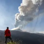 Un montañero ante el Etna durante una erupción a principios de 2021