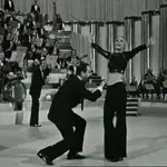 Raffaella Carrà y Alberto Sordi, bailando el "Tuca Tuca"