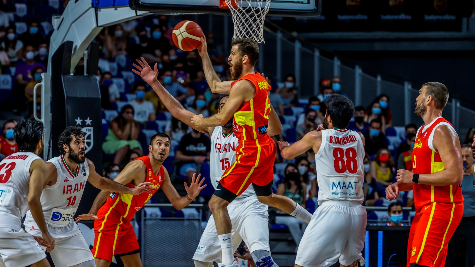 MADRID, 05/07/2021.- El base de la selección española de baloncesto, Sergio Rodríguez (c), durante el segundo de los cinco partidos de preparación para los Juegos Olímpicos de Tokio que disputan este lunes ante Irán en el WiZink Center de Madrid. EFE/ Juanjo Martín