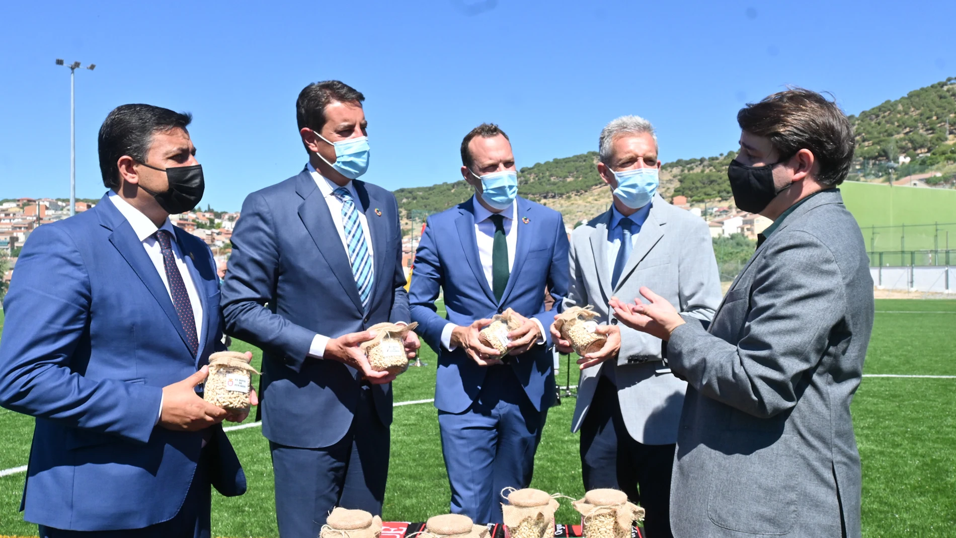 El consejero de la Presidencia. Ángel Ibáñez, durante su visita a El Hoyo de Pinares (Ávila)