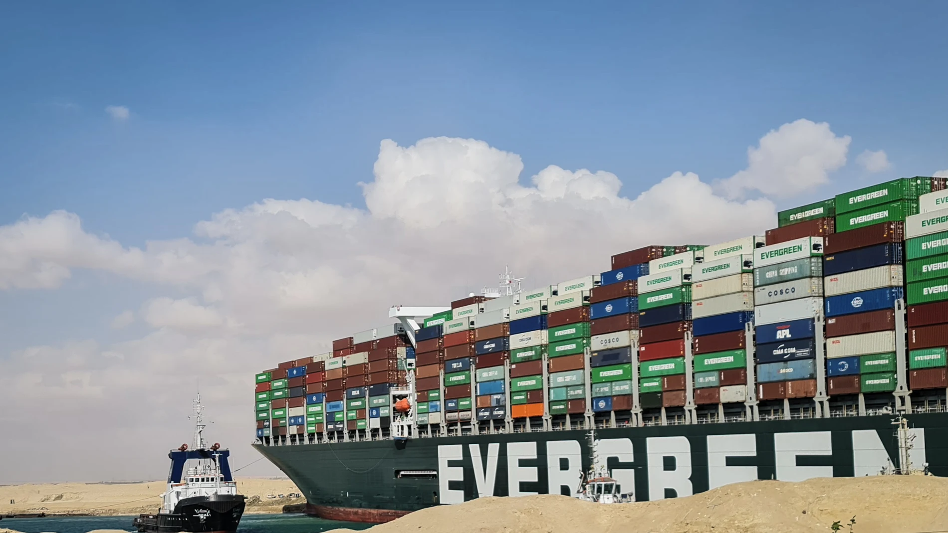 El "Ever Given" se quedó atrapado en el Canal de Suez y colapsó el tráfico marítimo en marzo