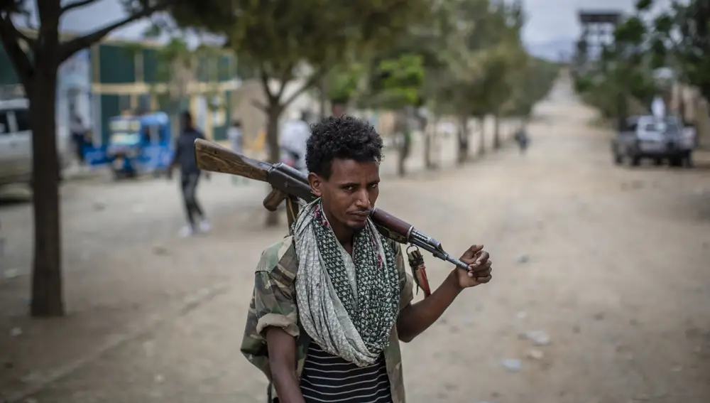 Un combatiente leal al Frente de Liberación Popular de Tigray (TPLF) en la ciudad de Hawzen, Tigray.
