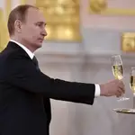 El presidente ruso, Vladimir Putin, sostiene una copa en una ceremonia oficial en el Kremlin