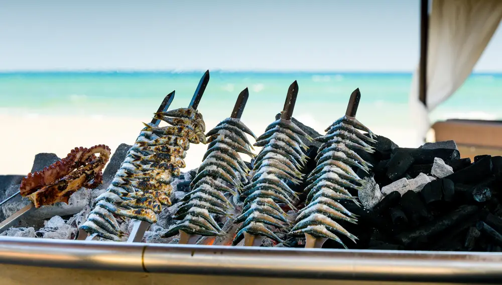 El pescado azul de pequeño tamaño es el más recomendado para una dieta saludable. En la imagen un espeto de sardinas