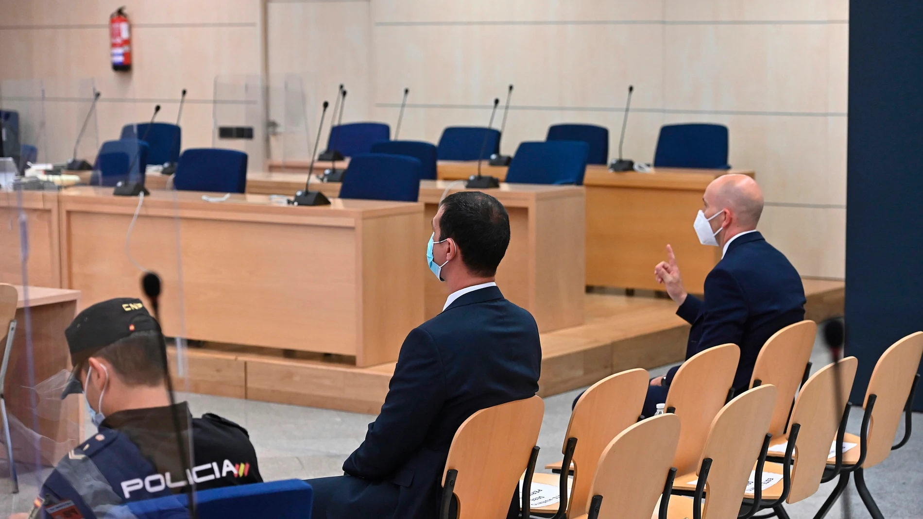 Los dos mossos, acusados de un delito de encubrimiento, en la primera sesión de la vista oral en la Audiencia Nacional
