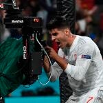Álvaro Morata celebra ante una cámara de TV su gol a Italia en la Euro 2020.