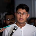 AME9944. MANAGUA (NICARAGUA), 06/07/2021.- El líder universitario Lesther Alemán habla en una rueda de prensa en la sede del partido Ciudadanos por la Libertad (CXL), el 9 de junio de 2021, en Managua (Nicaragua). El líder estudiantil nicaragüense Lesther Alemán, que increpó al presidente de Nicaragua, Daniel Ortega, durante el inicio de un fallido diálogo nacional hace tres años, fue detenido la noche de este lunes, denunció la Alianza Universitaria Nicaragüense (AUN), a la que pertenece. "El día 5 de julio es detenido quien llevó la voz de todos los nicaragüenses a enfrentar a Ortega", informó AUN en una declaración. EFE/ Jorge Torres ARCHIVO