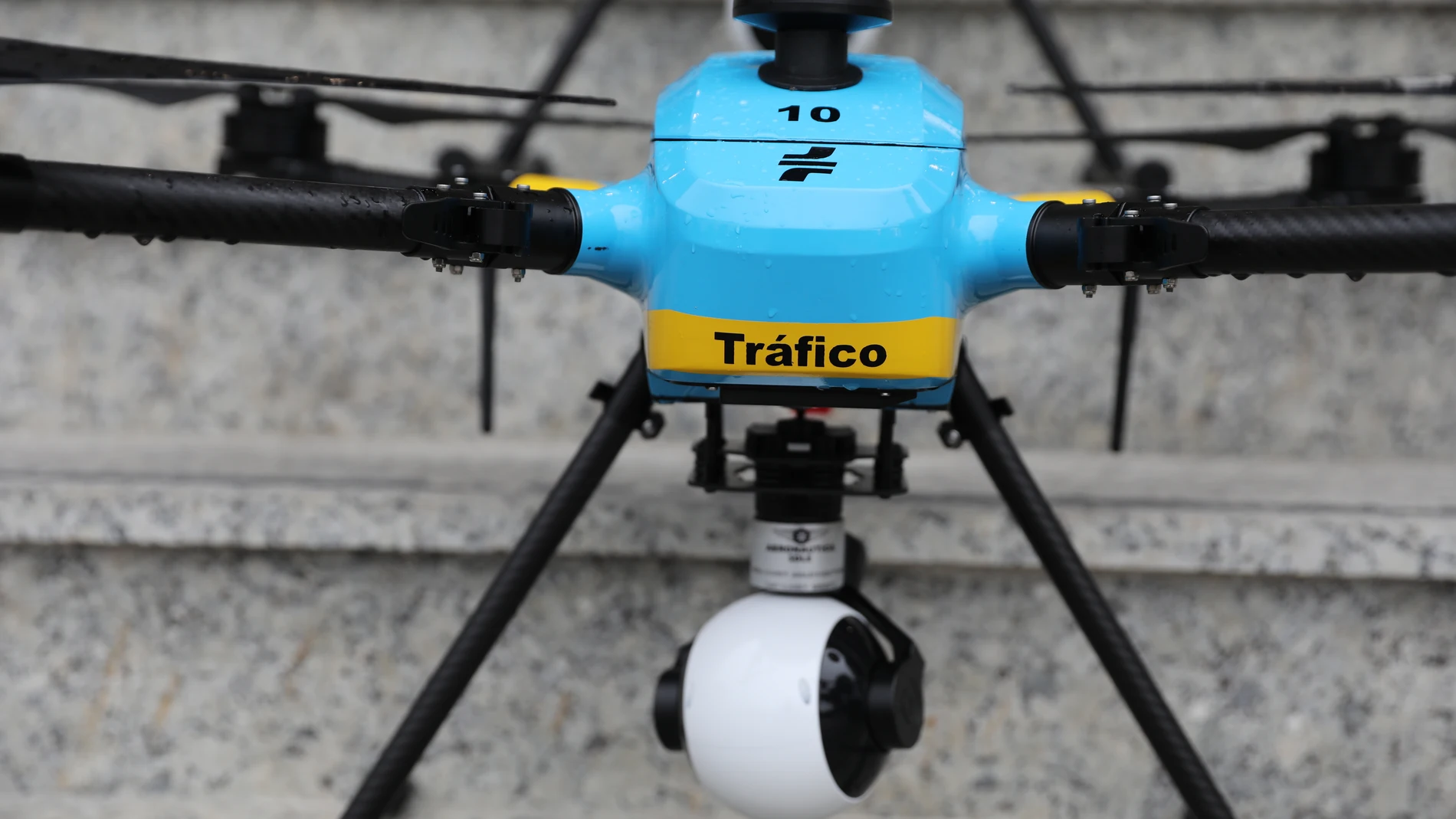Uno de los nuevos drones de la Dirección General de Tráfico para controlar la Operación Salida