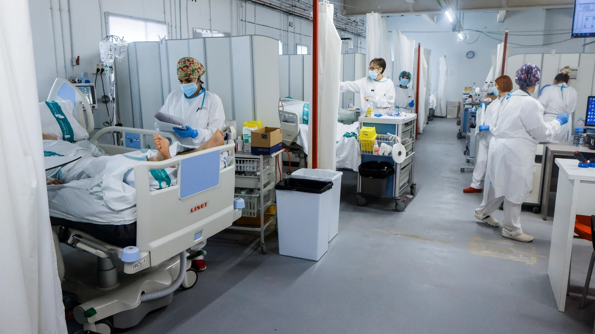 Personal sanitario del Hospital Parc Taulí de Sabadell (Barcelona) trabaja en la UCI para enfermos de covid