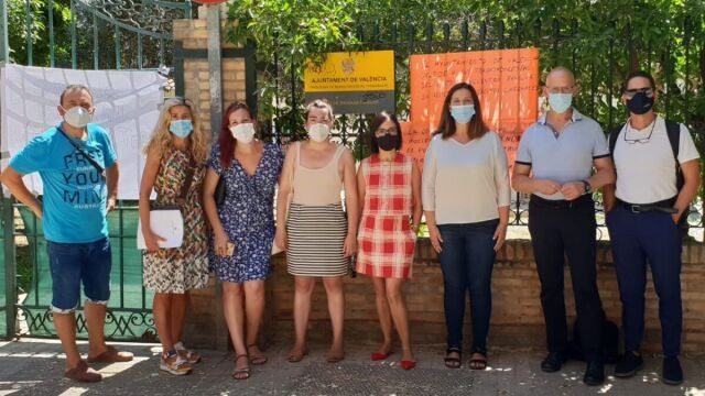 La concejala popular del Ayuntamiento de Valencia, Marta Torrado, y la diputada Marisa Mezquita, con trabajadores y afectados por el cierre del punto de encuentro familiar (PEF) de Valencia