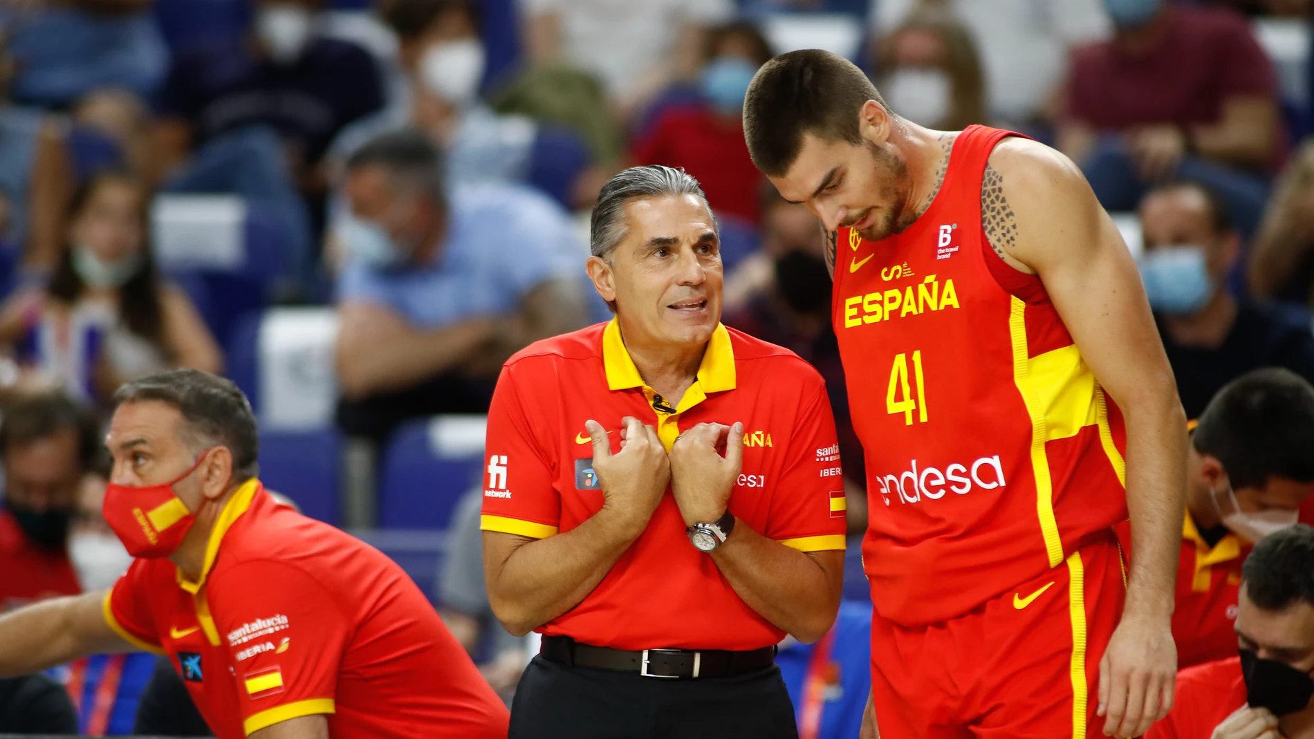 Scariolo dialoga con Juancho Hernangómez, una de las piezas clave de España para el Eurobasket