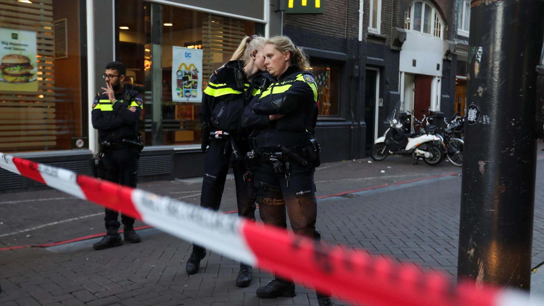 La Policía holandesa acordona la zona donde el célebre reportero Peter De Vries fue disparado