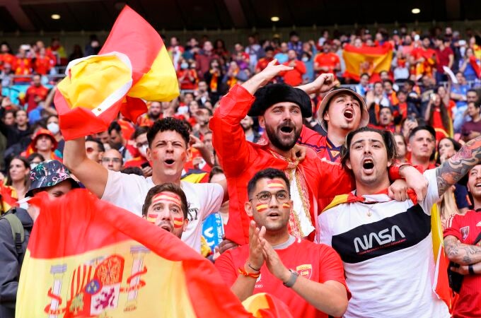 Aficionados españoles animan antes del encuentro de semifinales de la Eurocopa 2020 entre Italia y España