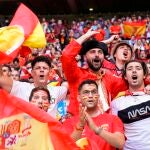 Aficionados españoles animan antes del encuentro de semifinales de la Eurocopa 2020 entre Italia y España